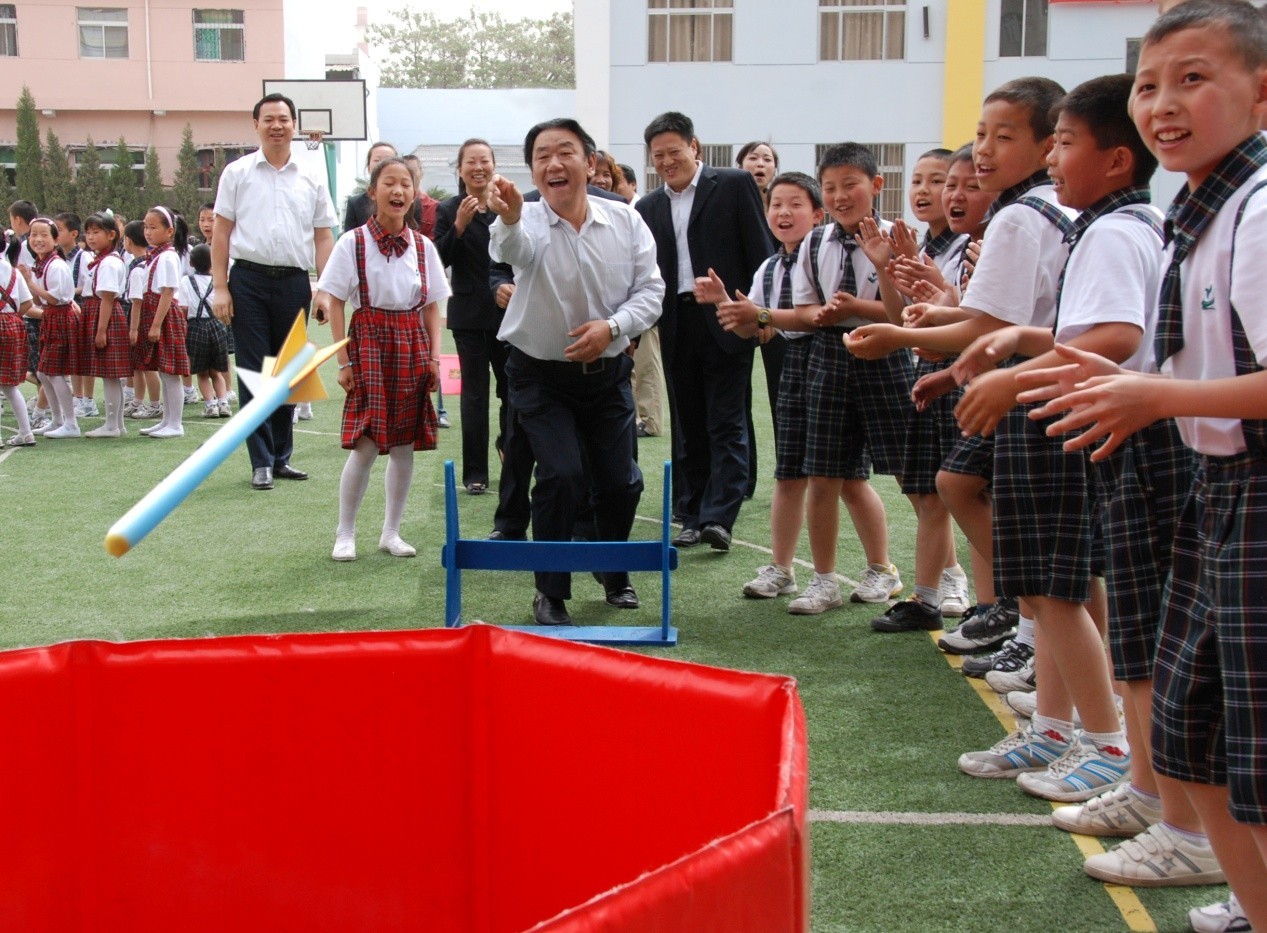 1589185929722934.jpg 国家领导人亲自体验少儿趣味田径.jpg